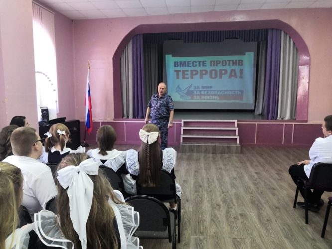 Сотрудники вневедомственной охраны Росгвардии напомнили скопинским школьникам о правилах безопасности на дорогах