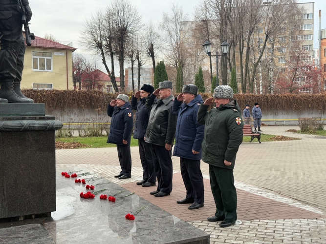 В День памяти — почтили память героев возложением цветов на аллее Росгвардии