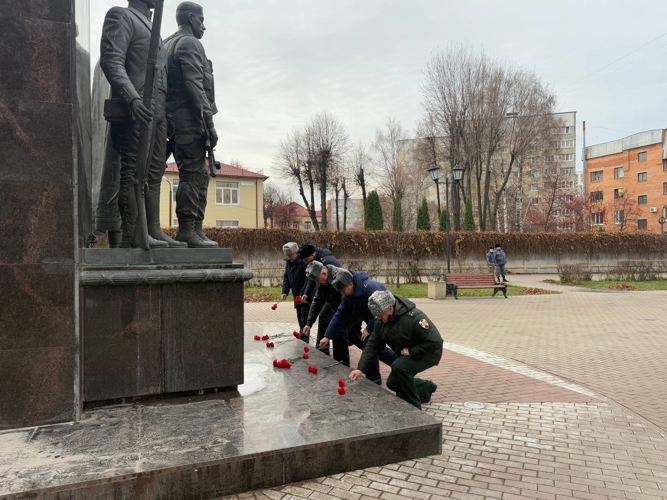 В День памяти — почтили память героев возложением цветов на аллее Росгвардии