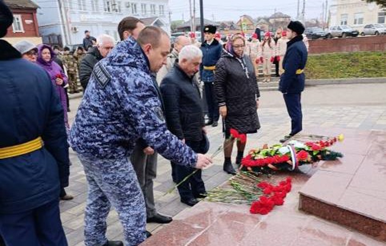 В День Неизвестного Солдата сотрудники вневедомственной охраны приняли участие в возложении цветов к монументу «Скорбящая мать»