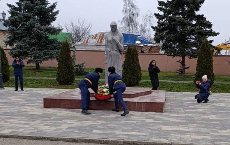 В День Неизвестного Солдата сотрудники вневедомственной охраны приняли участие в возложении цветов к монументу «Скорбящая мать»
