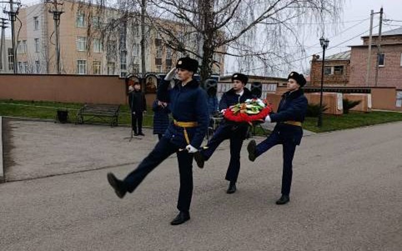В День Неизвестного Солдата сотрудники вневедомственной охраны приняли участие в возложении цветов к монументу «Скорбящая мать»