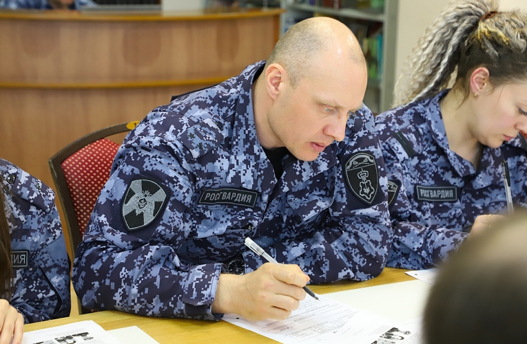 В Рязани росгвардейцы и воспитанники подшефных классов написали «Диктант Победы»
