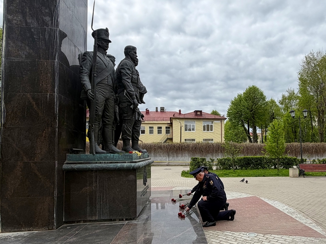 Руководство вневедомственной охраны по Рязанской области почтило память сотрудников и военнослужащих Росгвардии, погибших при выполнении служебного долга.