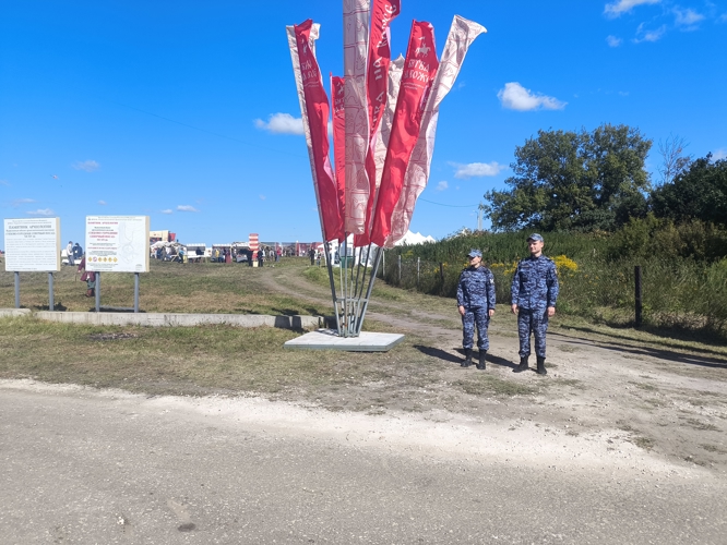 Сотрудники вневедомственной охраны Росгвардии обеспечили правопорядок и соблюдение безопасности посетителей и организаторов военно-историчекого фестиваля «Битва на воже»